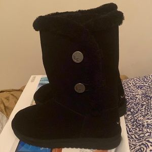 Good condition uggs long boots all black will keep your feet an let’s warm